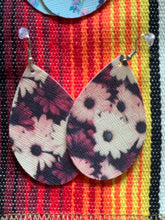 Load image into Gallery viewer, Leather earrings
